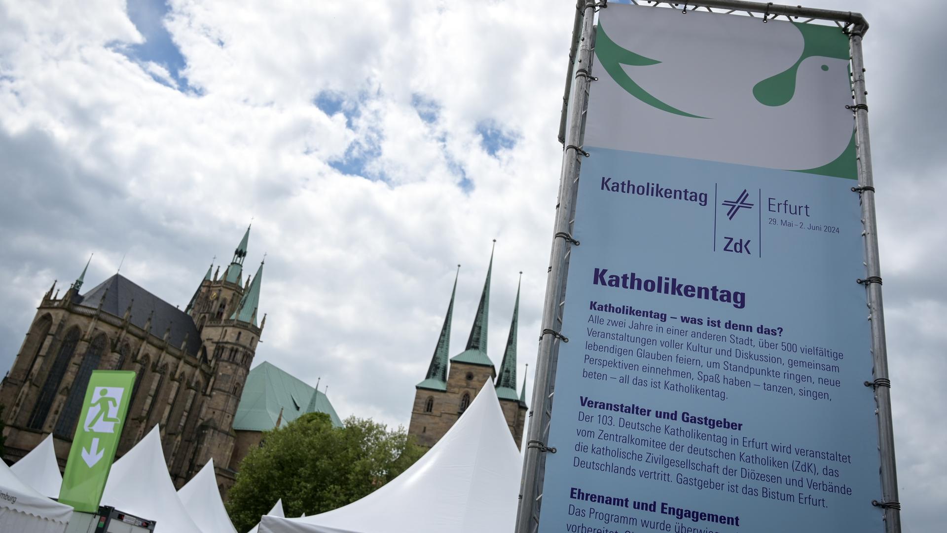 Das Foto zeigt eine große Informationssäule mit der Aufschrift "Katholikentag" auf dem Erfurter Domplatz. Das Foto zeigt eine große Informationssäule mit der Aufschrift "Katholikentag" auf dem Erfurter Domplatz.
