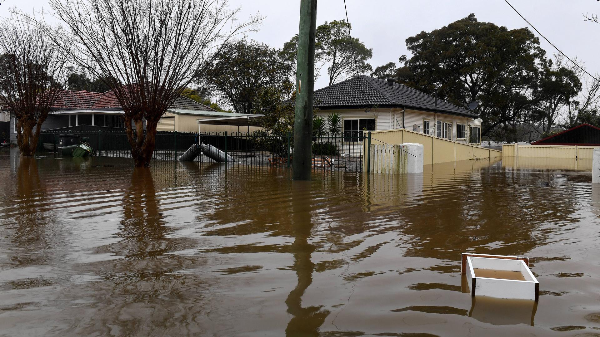 Überflütete Straßen und Häuser im Wohnviertel Hawkesbury River in Win, Australien. 
