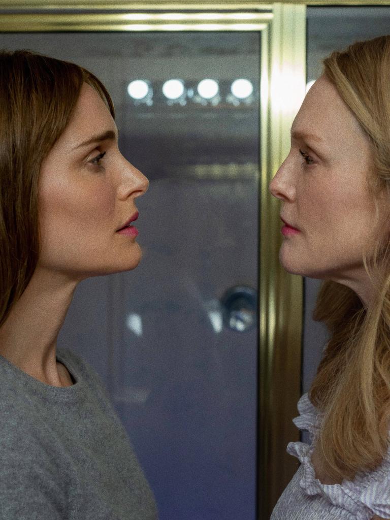 Filmstill mit Natalie Portman and Julianne Moore aus dem Film "May December". Beide Frauen schauen sich direkt an - man sieht sie im Profil.