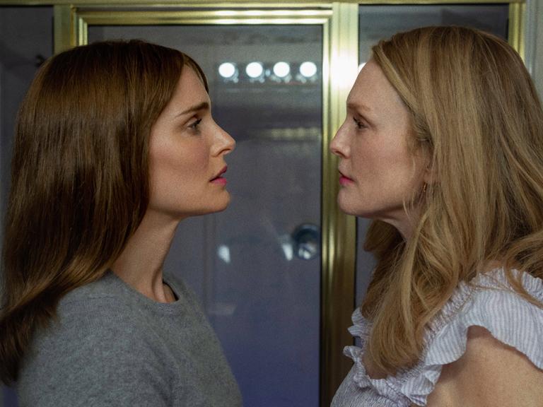 Filmstill mit Natalie Portman and Julianne Moore aus dem Film "May December". Beide Frauen schauen sich direkt an - man sieht sie im Profil.