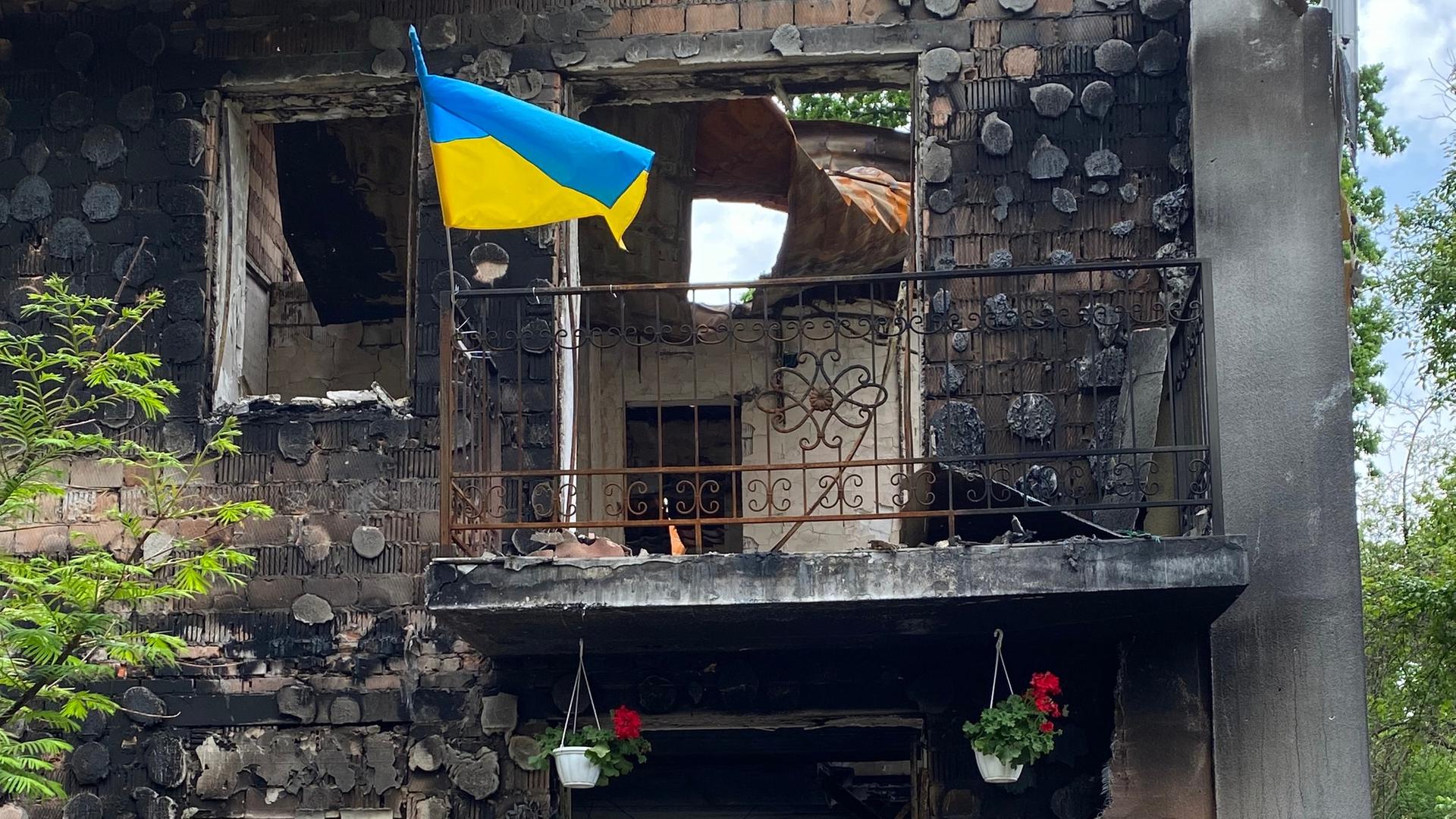 Ein zerstörter Balkon in der ukrainischen Stadt Irpin.