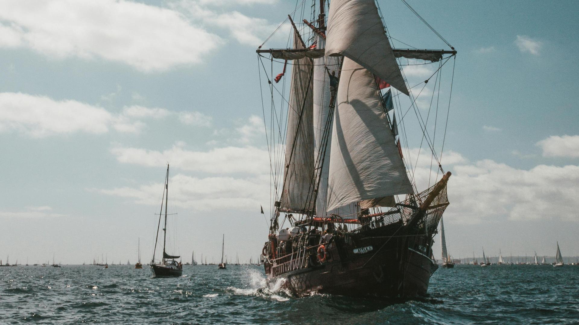 Blick auf ein historisches Segelschiff auf dem Meer.