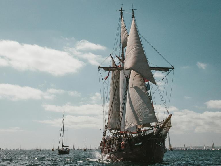 Blick auf ein historisches Segelschiff auf dem Meer.