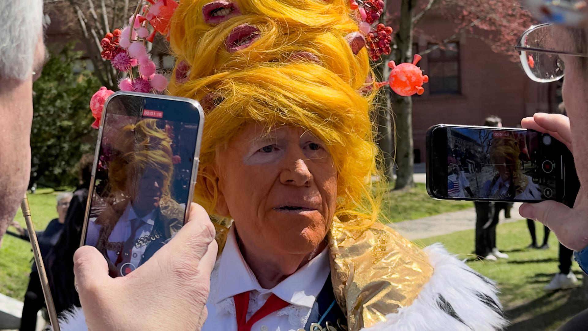 Studenten, Dozenten und Mitglieder der Harvard-Universität versammeln sich in Cambridge. Ein Teilnehmer hat sich als Trump verkleidet. Studenten, Dozenten und Mitglieder der Harvard-Universität versammeln sich in Cambridge. Ein Teilnehmer hat sich als Trump verkleidet.