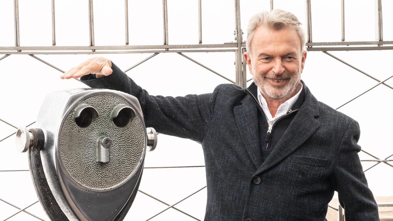 Sam Neill macht auf dem Empire State Building Faxen. 