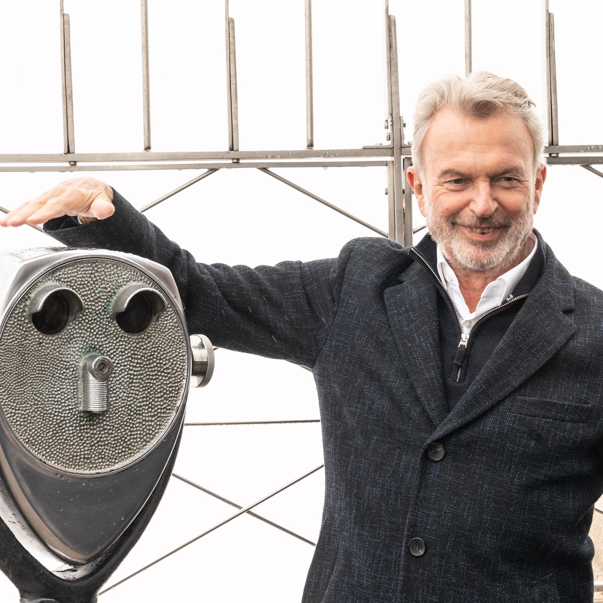 Sam Neill macht auf dem Empire State Building Faxen. 