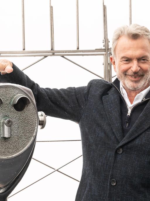 Sam Neill macht auf dem Empire State Building Faxen. 
