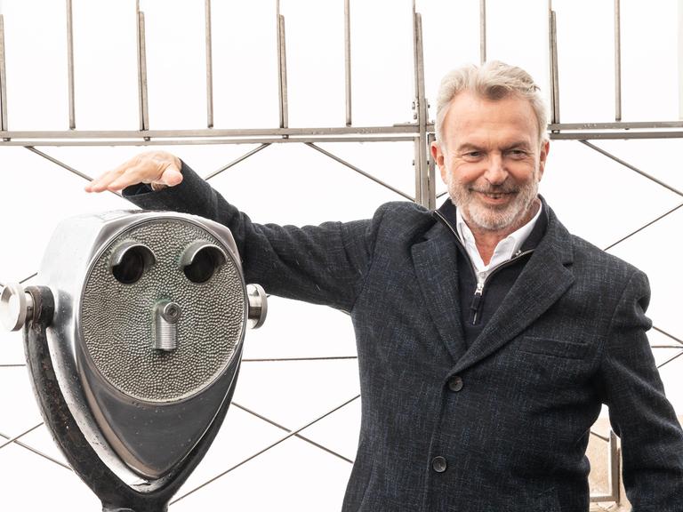 Sam Neill macht auf dem Empire State Building Faxen. 