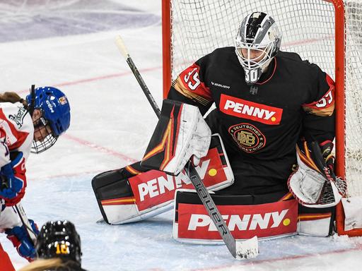 Eishockey-Goalie Sandra Abstreiter hütet das Tor der deutschen Nationalmannschaft.