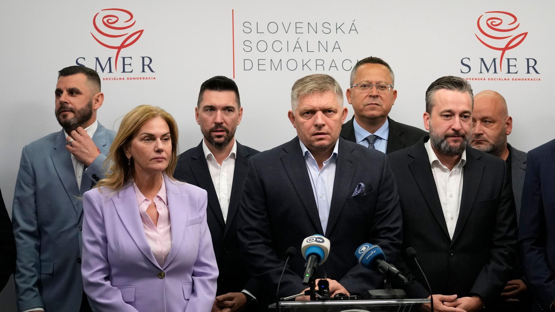 Slowakei, Bratislava: Robert Fico (M), Vorsitzender der Partei Smer-Sozialdemokratie, spricht auf einer Pressekonferenz über die Ergebnisse der vorgezogenen Parlamentswahlen.