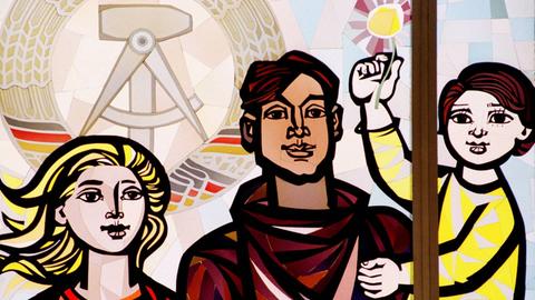 Fenstermosaik von Walter Womacka, im provisorischen Bundeskanzleramt, dem ehemalige Staatsratsgebaeude der DDR, in Berlin