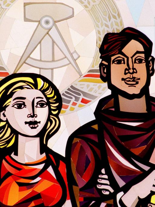 Fenstermosaik von Walter Womacka, im provisorischen Bundeskanzleramt, dem ehemalige Staatsratsgebaeude der DDR, in Berlin