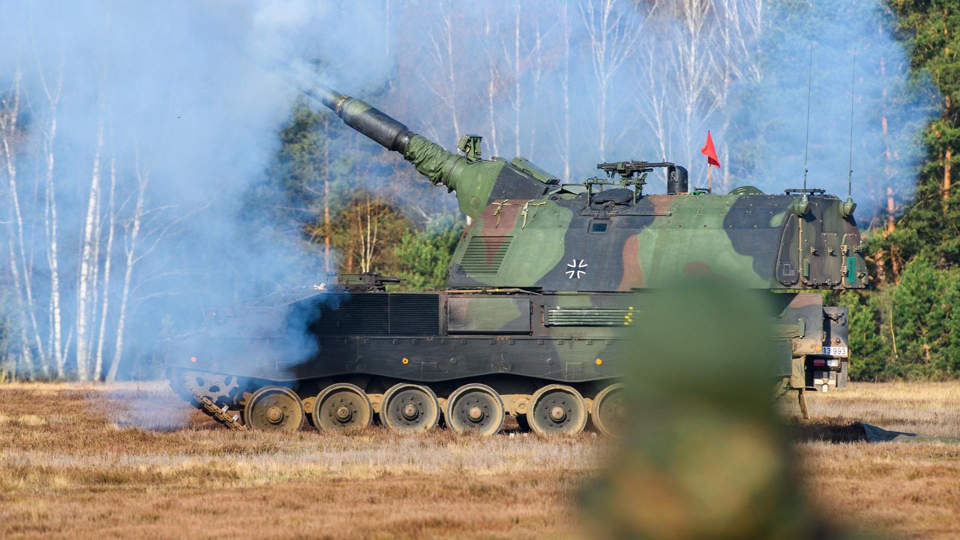 Eine Panzerhaubitze 2000 feuert während einer Übung auf dem Truppenübungsplatz Altengrabow eine Granate ab.