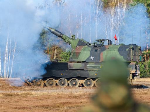 Eine Panzerhaubitze 2000 feuert während einer Übung auf dem Truppenübungsplatz Altengrabow eine Granate ab.