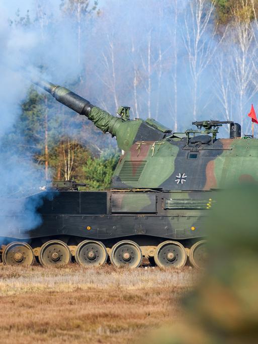 Eine Panzerhaubitze 2000 feuert während einer Übung auf dem Truppenübungsplatz Altengrabow eine Granate ab.