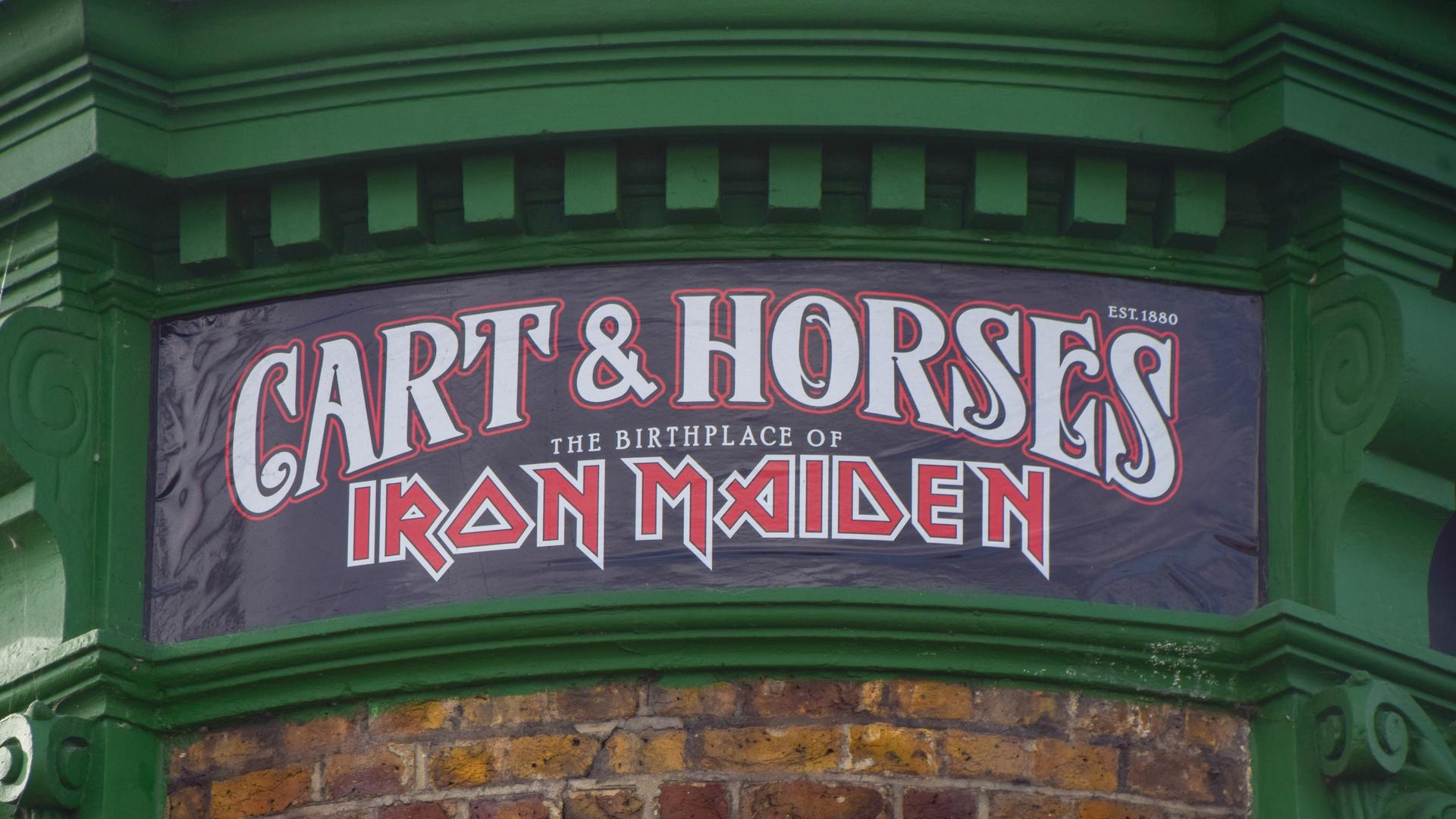 Das Namensschild des Londoner Pubs "Cart and Horses" mit dem Zusatz "Geburtsort von Iron Maiden" Das Namensschild des Londoner Pubs "Cart and Horses" mit dem Zusatz "Geburtsort von Iron Maiden"