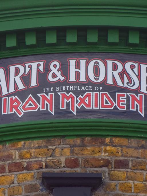Das Namensschild des Londoner Pubs "Cart and Horses" mit dem Zusatz "Geburtsort von Iron Maiden" 