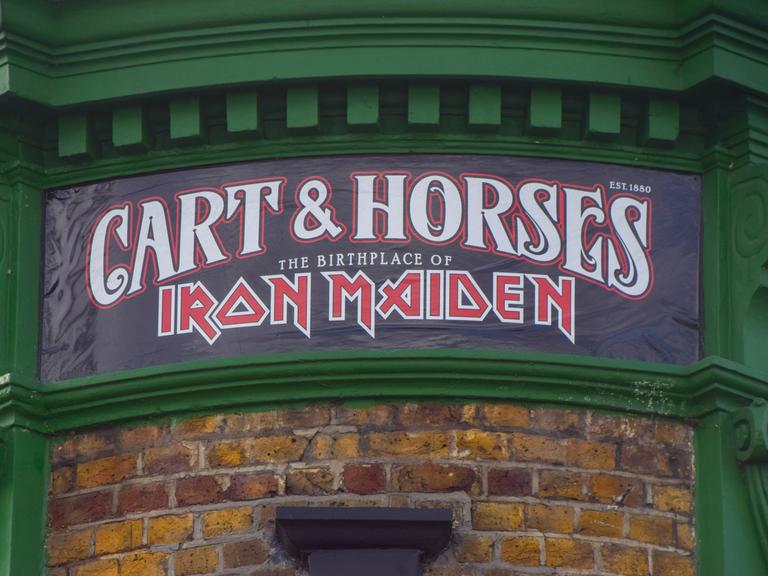 Das Namensschild des Londoner Pubs "Cart and Horses" mit dem Zusatz "Geburtsort von Iron Maiden" 
