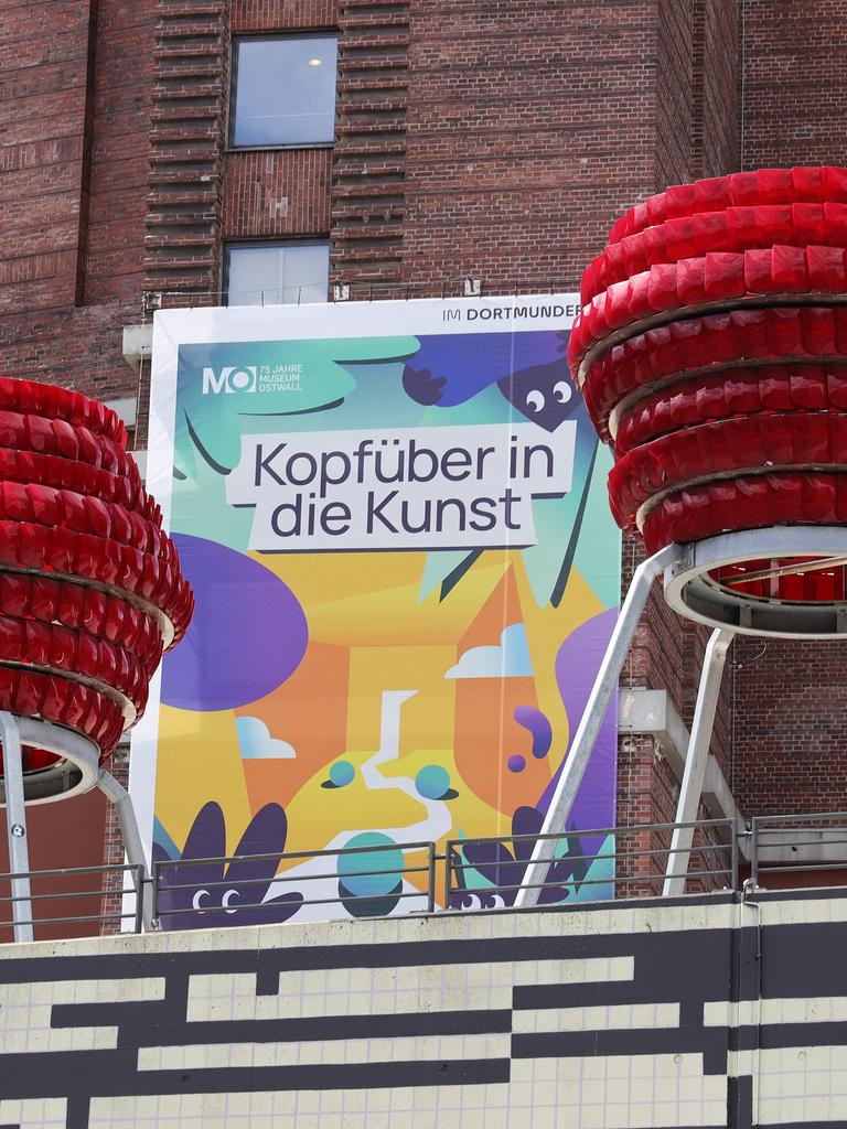 18.05.2024: Ausstellungsplakat am Dortmunder Museum am Ostwall "Kopfüber in die Kunst"
