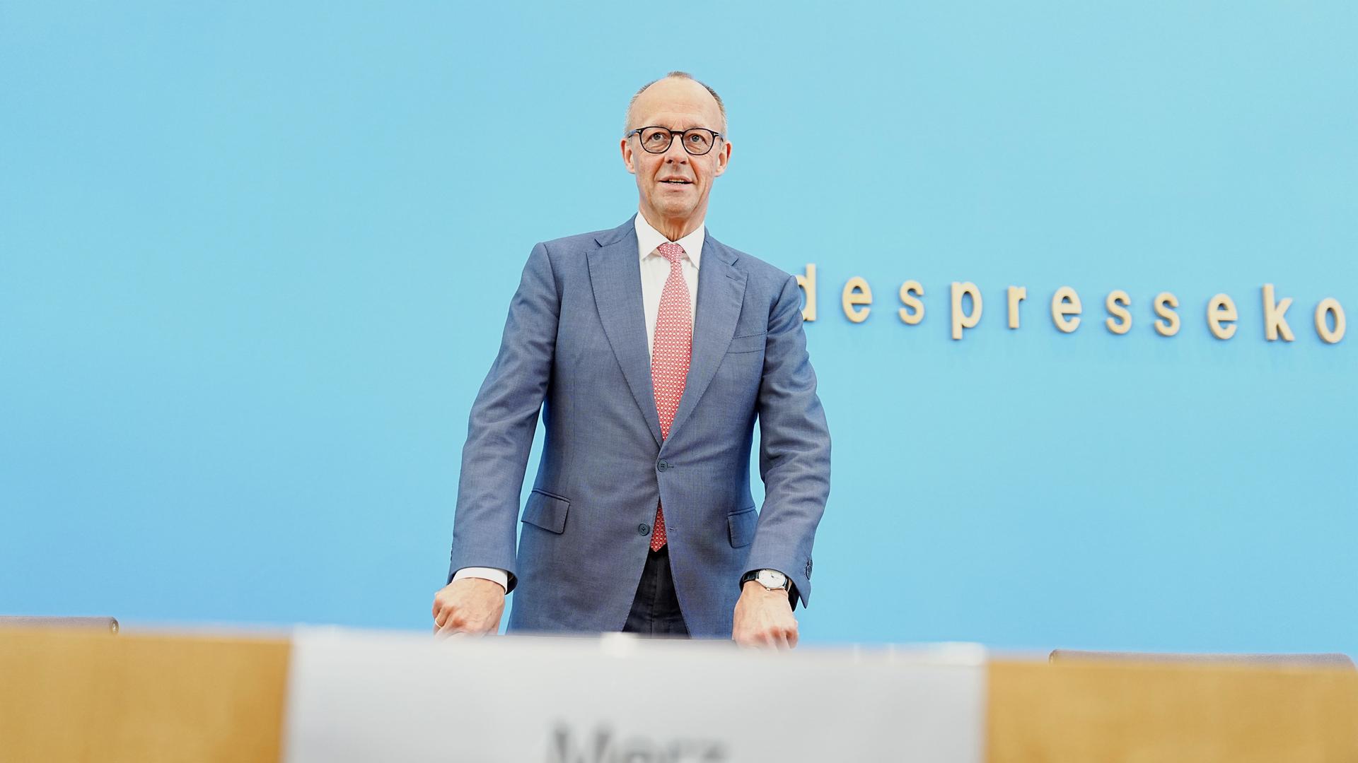 Bundeskanzler Friedrich Merz (CDU) kommt zur traditionellen Sommer-Pressekonferenz im Haus der Bundespressekonferenz (BPK). Bundeskanzler Friedrich Merz (CDU) kommt zur traditionellen Sommer-Pressekonferenz im Haus der Bundespressekonferenz (BPK).