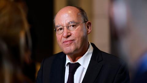 Der Linkenpolitiker Gregor Gysi bei einer Sitzung des Deutschen Bundestages: Er blickt nachdenklich zur Seite.