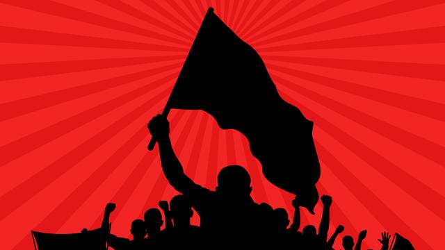 Silhouetten von Demonstranten mit Fahnen und einem Transparent