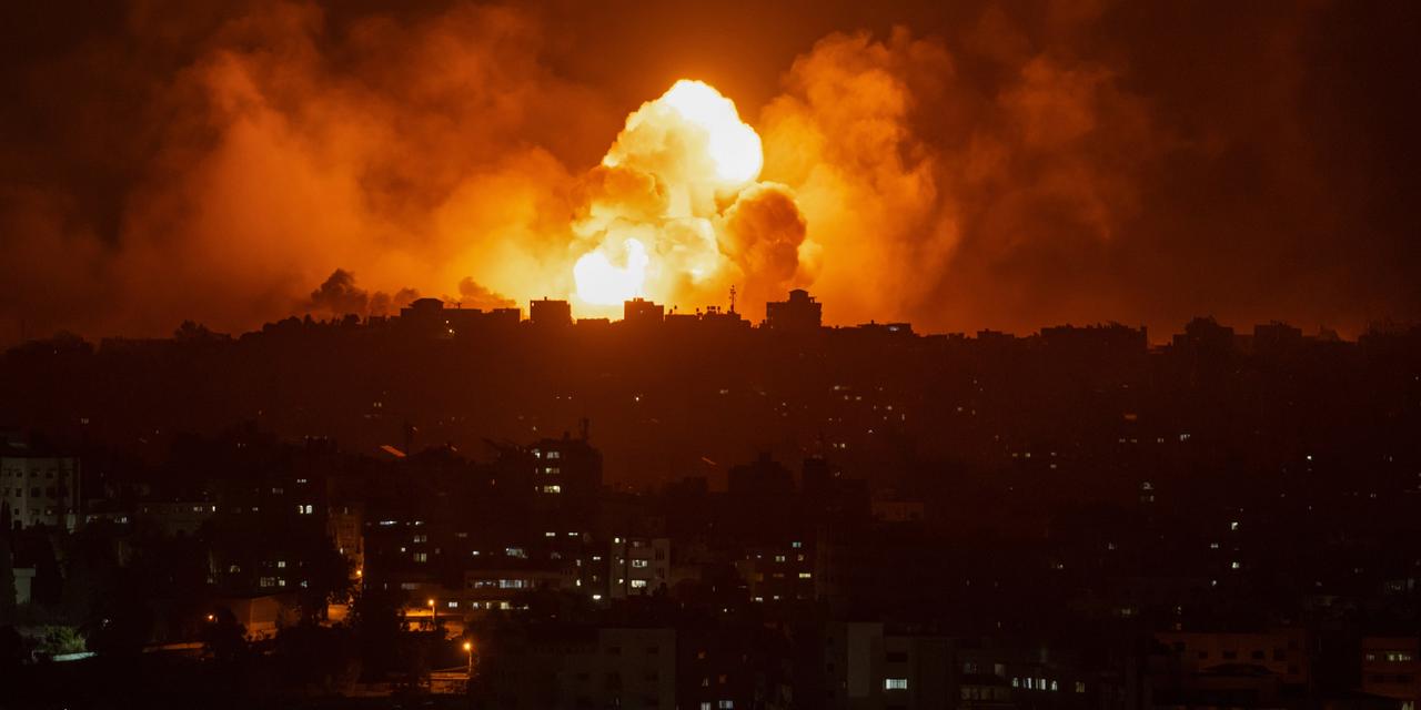 Feuer und Rauch steigen in den Nachthimmel nach einem israelischen Luftangriff auf Gaza Stadt. 
