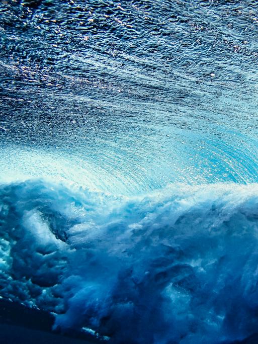 Unterwasseraufnahme einer Ozeanwelle Unterwasseraufnahme einer Ozeanwelle