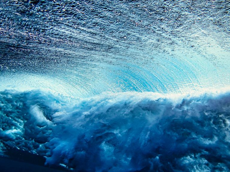 Unterwasseraufnahme einer Ozeanwelle Unterwasseraufnahme einer Ozeanwelle