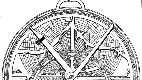 Ein Astrolabium  - astronomisches Rechen- und Messinstrument aus dem Spätmittelalter, mit dem sich der drehende Himmel nachbilden lässt und Berechnungen von Sternpositionen vornehmen lassen. Reproduktion aus dem 19. Jahrhundert.