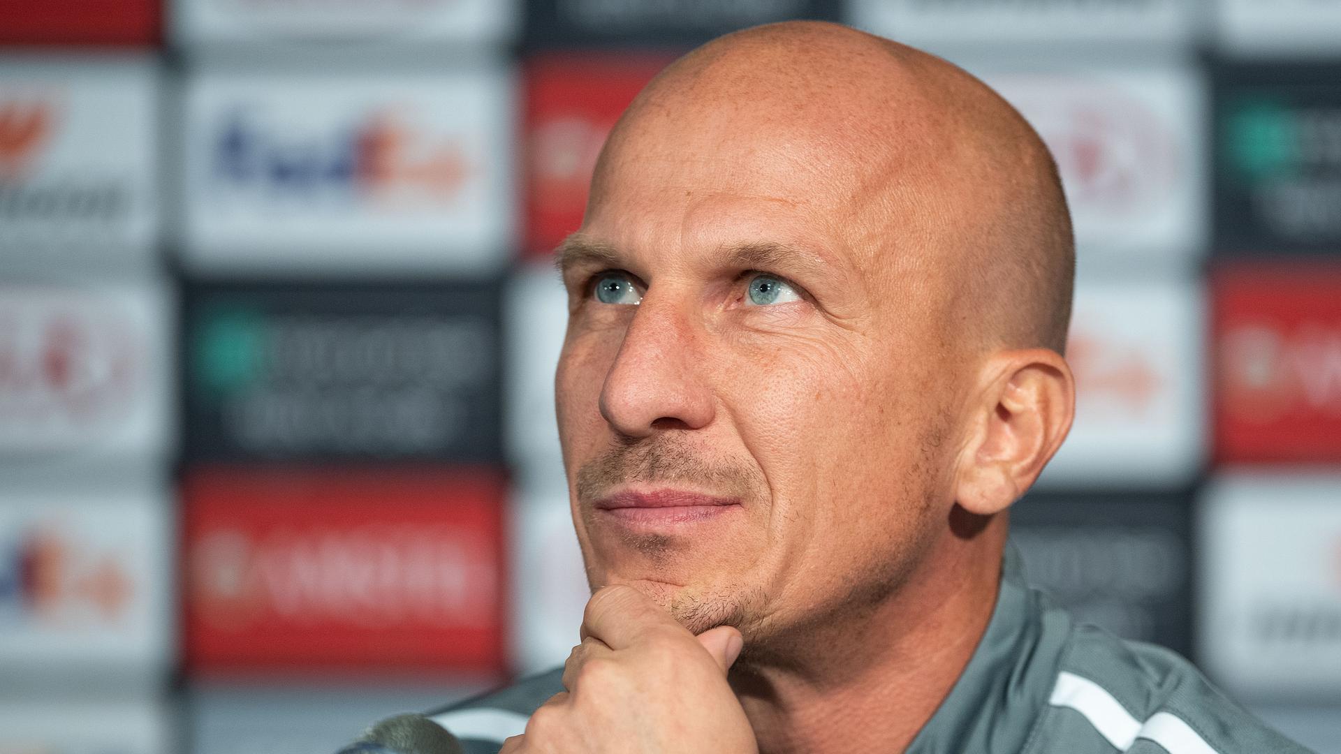 Trainer Gerhard Struber blickt nach oben. Trainer Gerhard Struber blickt nach oben.