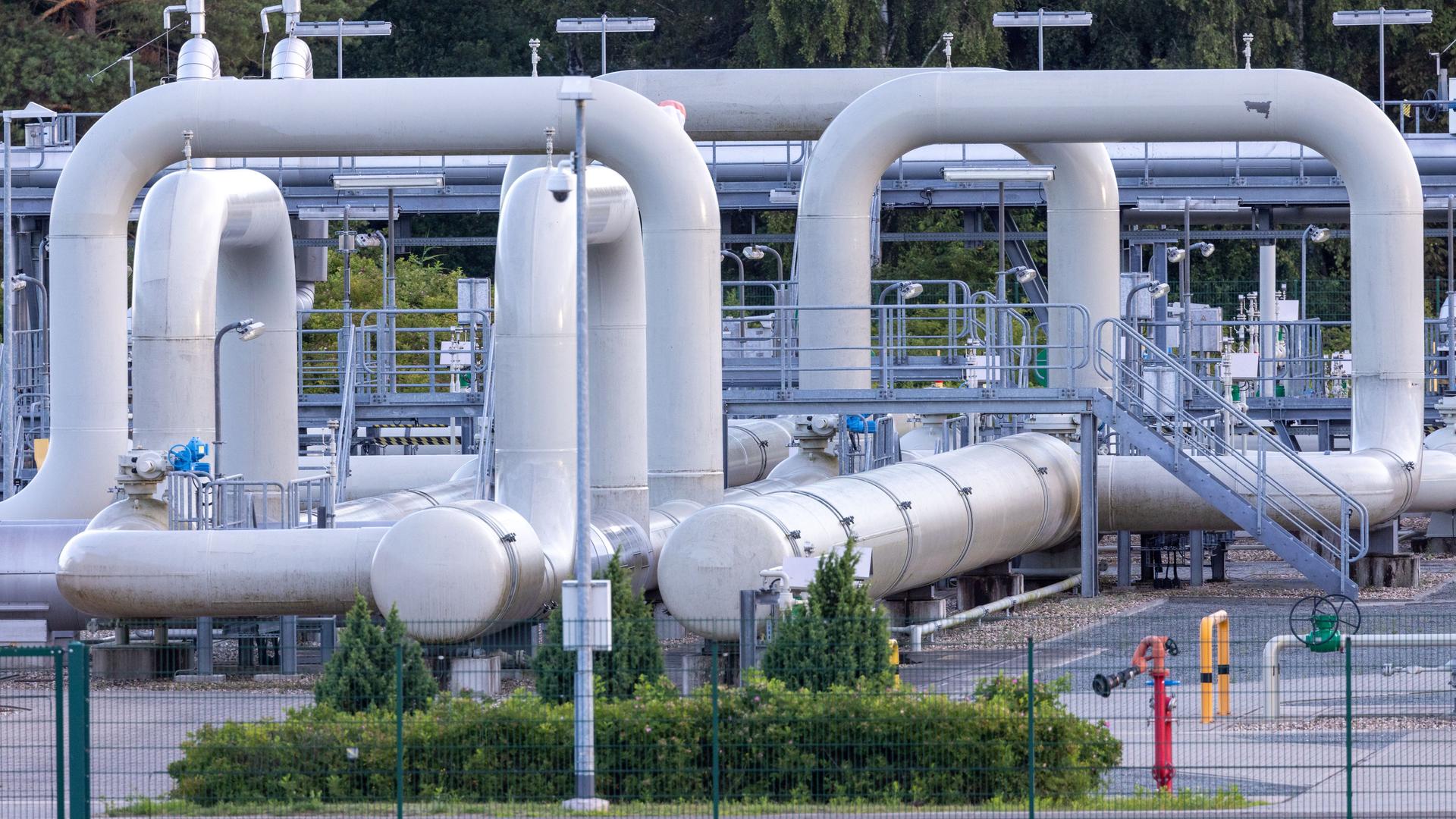 Rohrsysteme und Absperrvorrichtungen in der Gasempfangsstation der Ostseepipeline Nord Stream 1 und der Übernahmestation der Ferngasleitung OPAL (Ostsee-Pipeline-Anbindungsleitung) im Lubmin. Rohrsysteme und Absperrvorrichtungen in der Gasempfangsstation der Ostseepipeline Nord Stream 1 und der Übernahmestation der Ferngasleitung OPAL (Ostsee-Pipeline-Anbindungsleitung) im Lubmin.