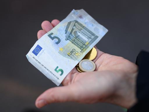 Geld in einer offenen Hand