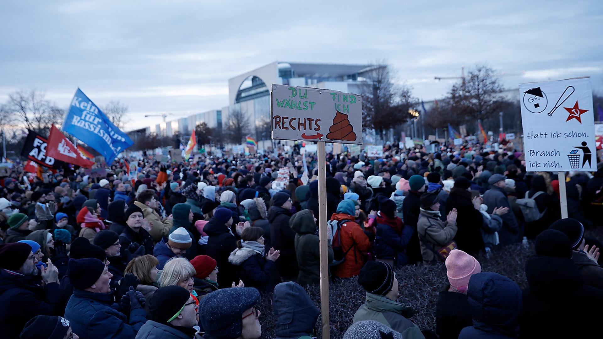 Bundesweite Proteste Gegen Rechtsextremismus - Mehr Als Hunderttausend ...