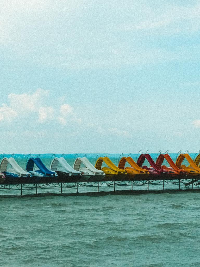 Auf dem See sind viele Rutschen nebeneinander in verschiedenen Farben. 