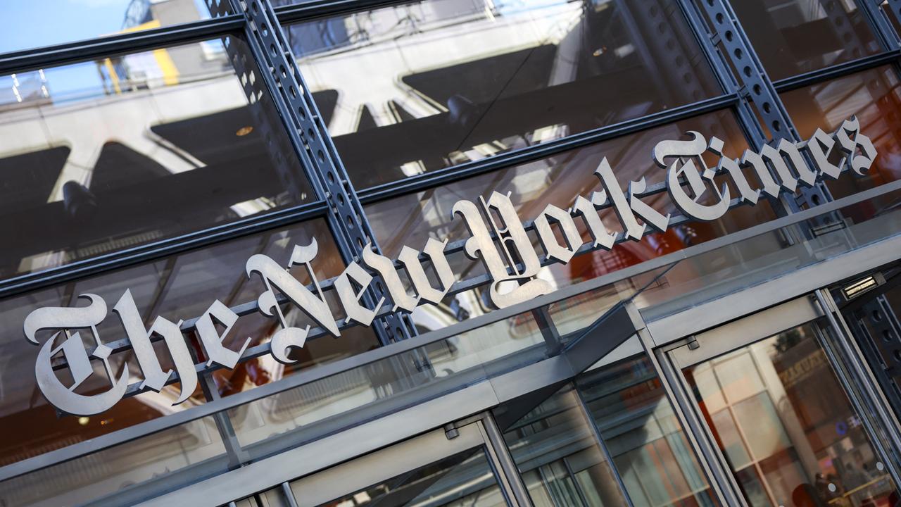 Das Logo der „New York Times“ ist an der Fassade des Gebäudes in New York City zu sehen.
      