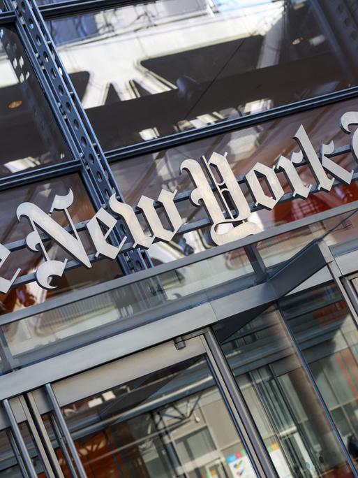 Das Logo der „New York Times“ ist an der Fassade des Gebäudes in New York City zu sehen.
      