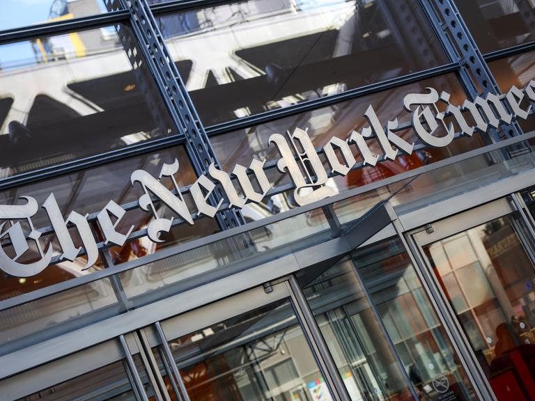 Das Logo der „New York Times“ ist an der Fassade des Gebäudes in New York City zu sehen.
      