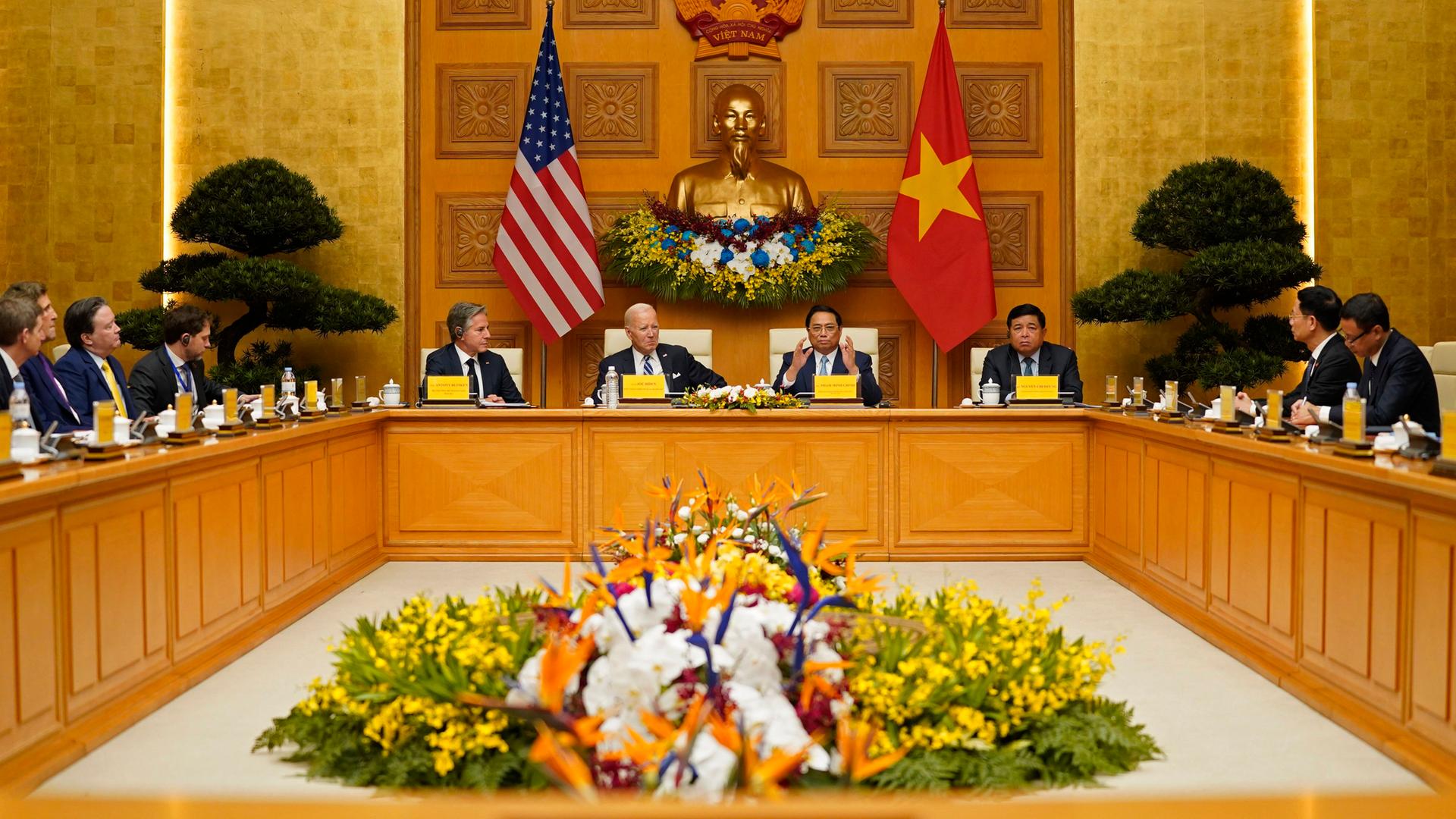 Vietnam, Hanoi: Joe Biden (M, l), US-Präsident, und der vietnamesische Premierminister Pham Minh Chinh (M, r) nehmen an einem Rundtischgespräch zu Wirtschaftsthemen teil.