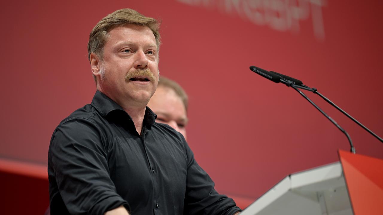 Martin Schirdewan, Vorsitzender der Linksfraktion im Europäischen Parlament, spricht beim Bundesparteitag der Linken in der Metropolis Halle in Potsdam. Martin Schirdewan, Vorsitzender der Linksfraktion im Europäischen Parlament, spricht beim Bundesparteitag der Linken in der Metropolis Halle in Potsdam.