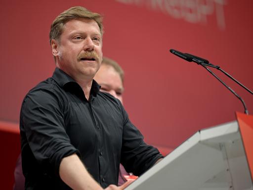 Martin Schirdewan, Vorsitzender der Linksfraktion im Europäischen Parlament, spricht beim Bundesparteitag der Linken in der Metropolis Halle in Potsdam.