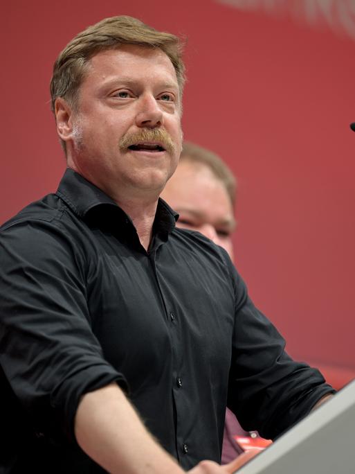 Martin Schirdewan, Vorsitzender der Linksfraktion im Europäischen Parlament, spricht beim Bundesparteitag der Linken in der Metropolis Halle in Potsdam.
