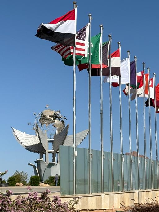 Die Flaggen der Staaten, die an der Unterzeichnung des Gaza-Abkommens teilnehmen, wehen im ägyptischen Küstenort Scharm el Scheich an einer Straße. 