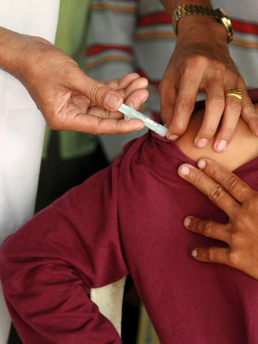Bei einem Arzt sind Frauen und Kinder zum Impfen in der Sprechstunde in einem ärztlichen Versorgungszentrum. Das Gesundheitszentrum wird von Unicef Deutschland unterstützt. 
