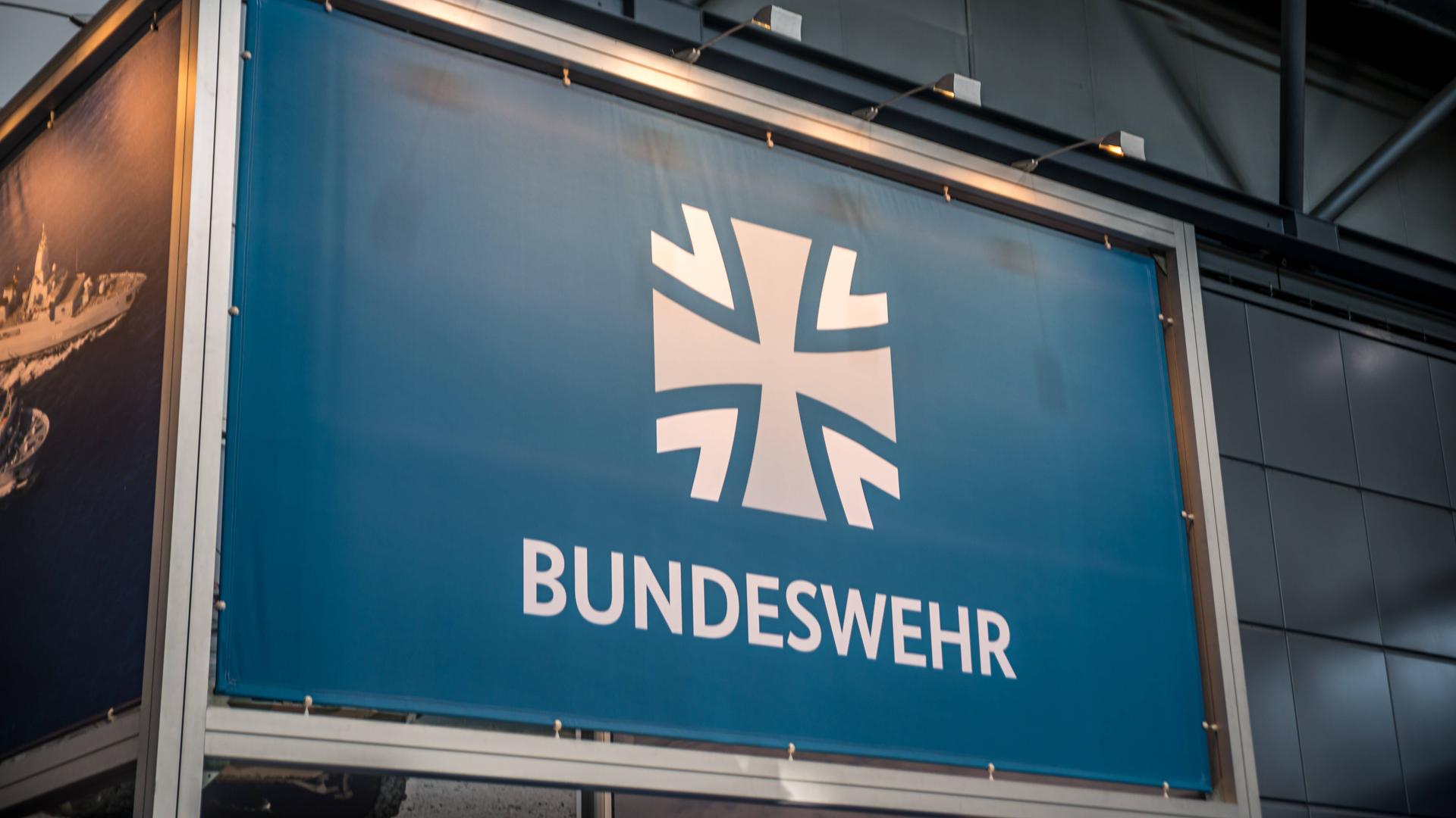 Das Logo der Bundeswehr auf dem Leipziger Messegelände