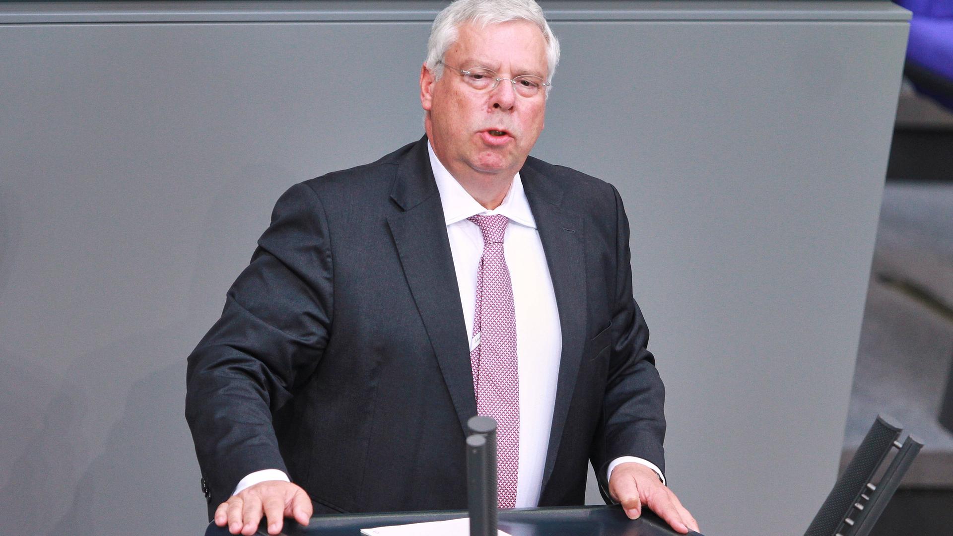 Der CDU-Abgeordnete Jürgen Hardt steht vor einem Rednerpult im Bundestag (Archivfoto vom September 2024).