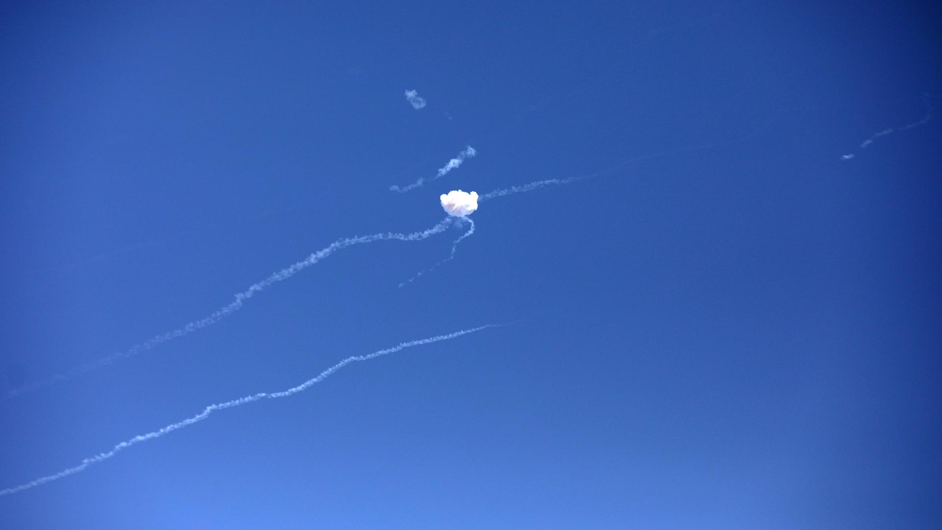 Die katarischen Streitkräfte wehren einen Raketenangriff ab. Die Vereinigten Staaten und der Iran lieferten sich im Rahmen des anhaltenden Konflikts um die Straße von Hormus gegenseitige Angriffe. 