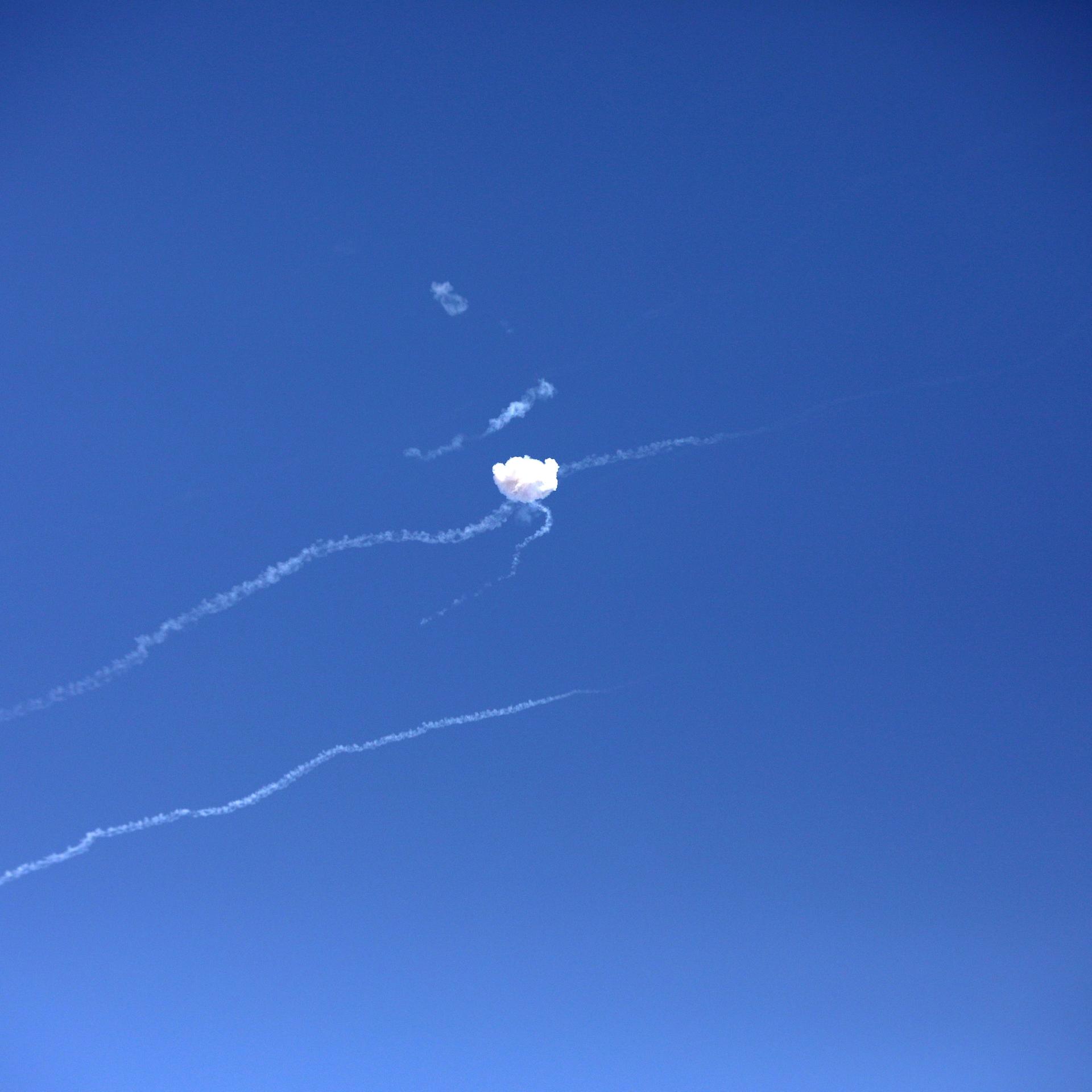 Die katarischen Streitkräfte wehren einen Raketenangriff ab. Die Vereinigten Staaten und der Iran lieferten sich im Rahmen des anhaltenden Konflikts um die Straße von Hormus gegenseitige Angriffe. 