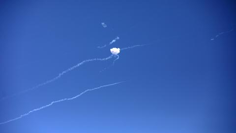 Die katarischen Streitkräfte wehren einen Raketenangriff ab. Die Vereinigten Staaten und der Iran lieferten sich im Rahmen des anhaltenden Konflikts um die Straße von Hormus gegenseitige Angriffe. 