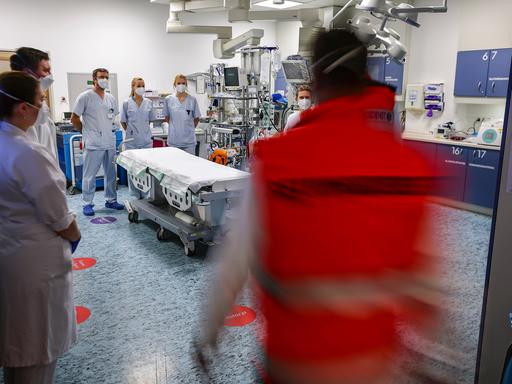 Das Schockraumteam in der Notaufnahme der Leipziger Uniklinik bereitet sich auf das Eintreffen eines Patienten vor.